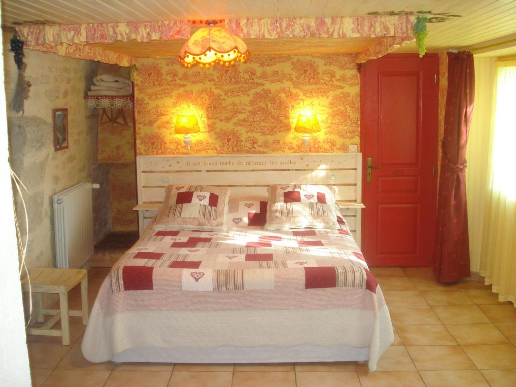 Schlafzimmer mit einem Bett und einer roten Tür in der Unterkunft locastillon in Castillon-du-Gard