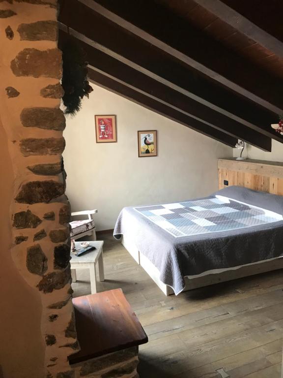 A bed or beds in a room at La Meizon de Sara
