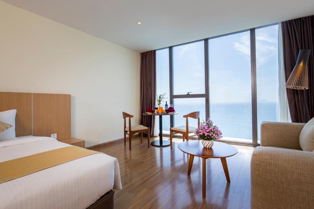 Giường trong phòng chung tại Starcity Hotel & Condotel Beachfront Nha Trang