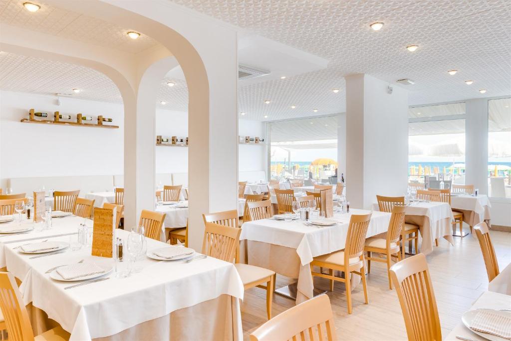 Reštaurácia alebo iné gastronomické zariadenie v ubytovaní Hotel Bellariva