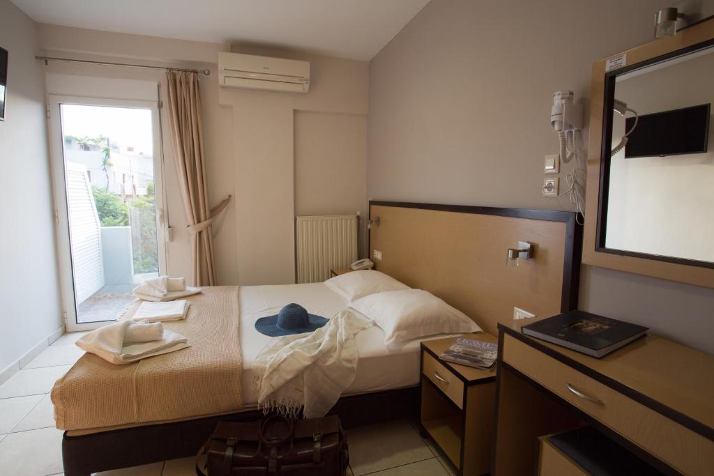 Postel nebo postele na pokoji v ubytování Theofilos City Hotel