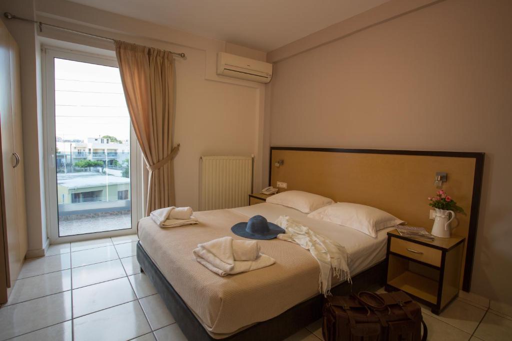 Postel nebo postele na pokoji v ubytování Theofilos City Hotel