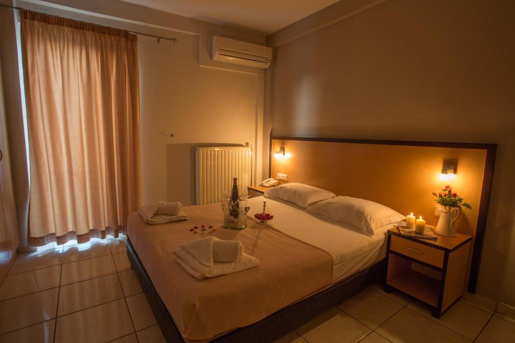 Postel nebo postele na pokoji v ubytování Theofilos City Hotel