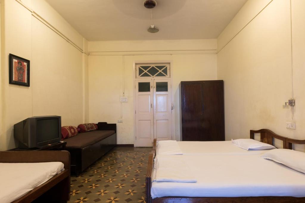 Uma cama ou camas num quarto em Bed and Breakfast at Colaba