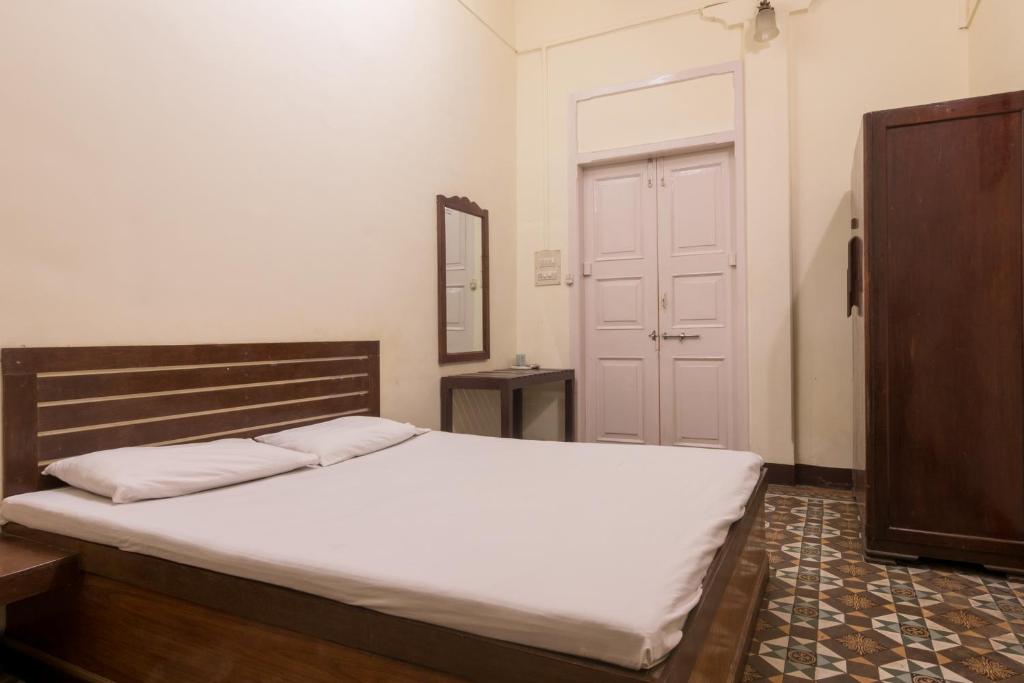 Uma cama ou camas num quarto em Bed and Breakfast at Colaba