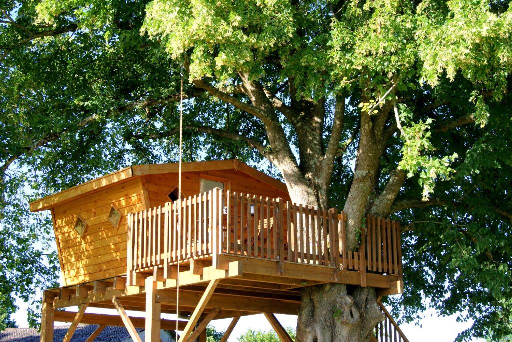 ein hölzernes Baumhaus hängt an einem Baum in der Unterkunft Les Cabanes de Gros Bois in Prailles