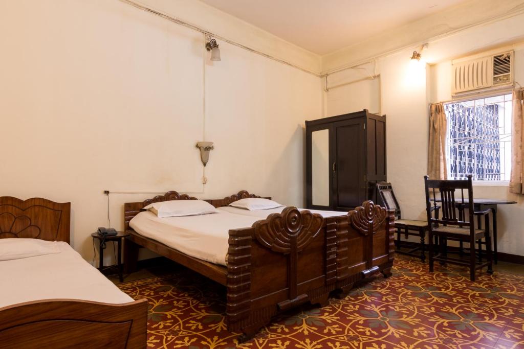 Uma cama ou camas num quarto em Bed and Breakfast at Colaba