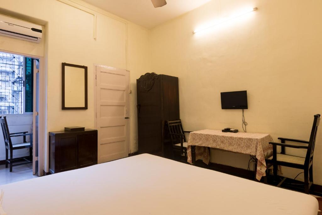 Uma cama ou camas num quarto em Bed and Breakfast at Colaba
