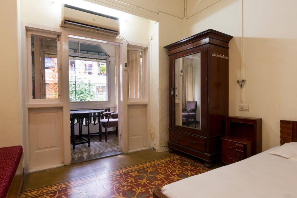Uma cama ou camas num quarto em Bed and Breakfast at Colaba