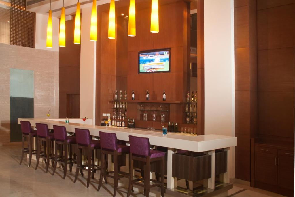 Lounge nebo bar v ubytování Savoy Suites Greater Noida