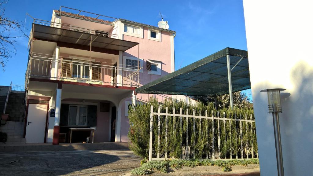 a building with a fence in front of it at Captain Apartments in Vinišće