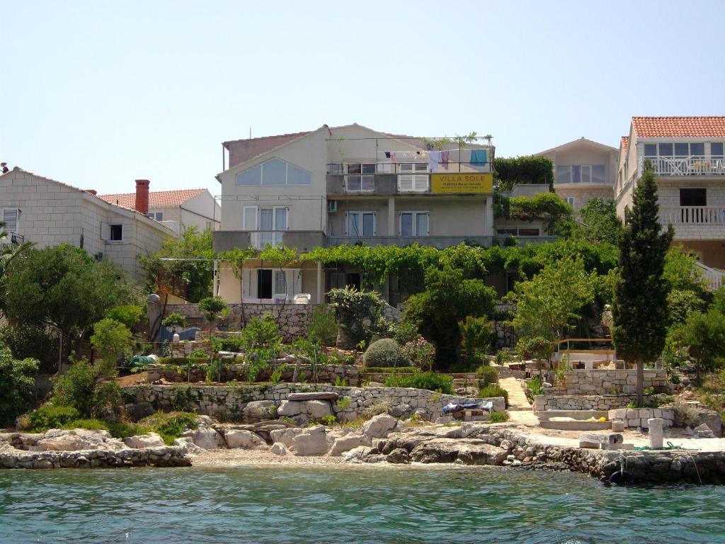 dom na brzegu zbiornika wodnego w obiekcie Soline accommodation w Korčuli