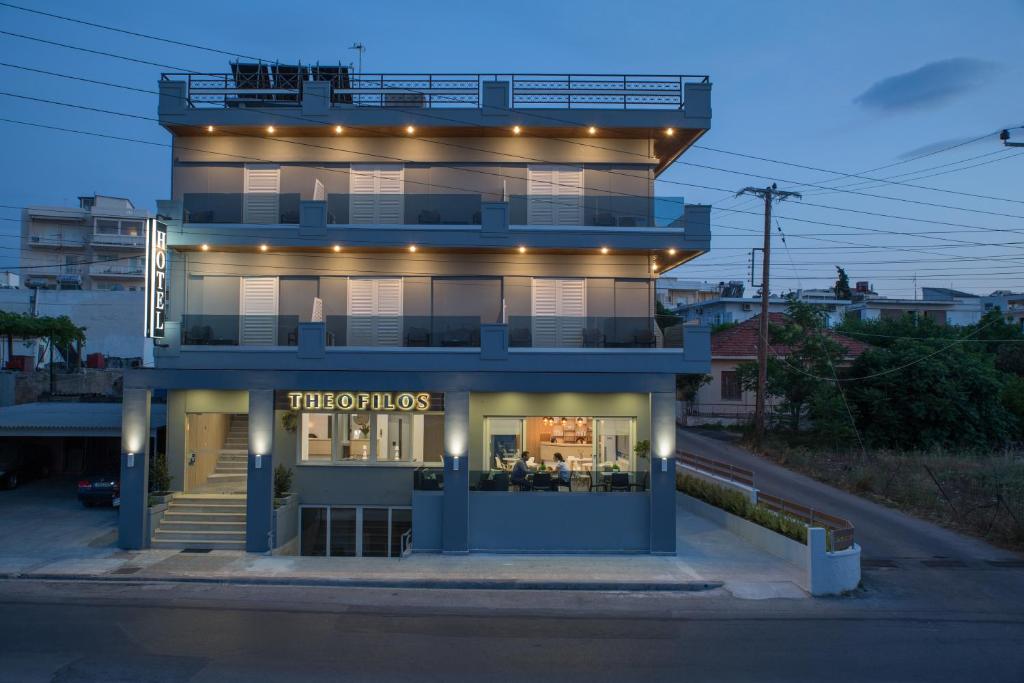 um edifício com uma loja em frente em Theofilos City Hotel em Chania