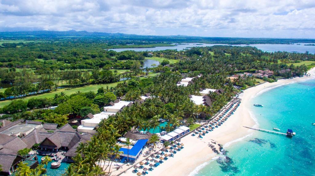 eine Luftansicht auf das Resort und den Strand in der Unterkunft Constance Belle Mare Plage in Belle Mare