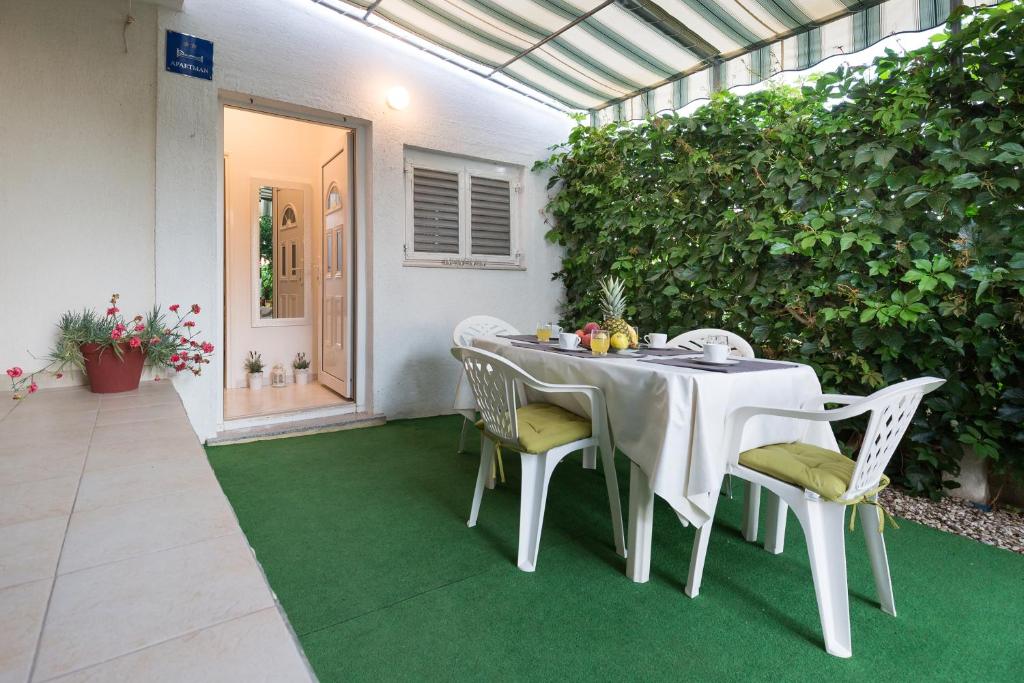 Vonkajšia záhrada v ubytovaní Cozy apartment Josipa