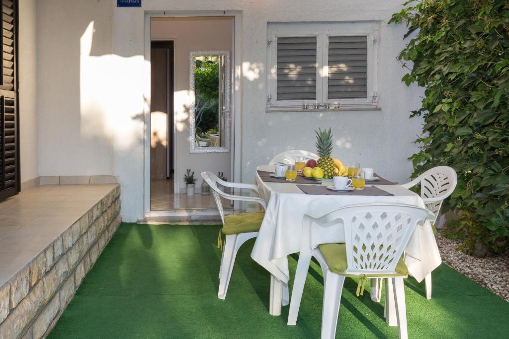 Patio alebo iná vonkajšia časť ubytovania Cozy apartment Josipa