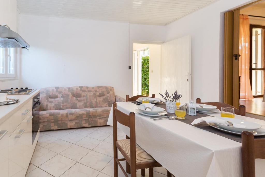 Kuchyňa alebo kuchynka v ubytovaní Cozy apartment Josipa