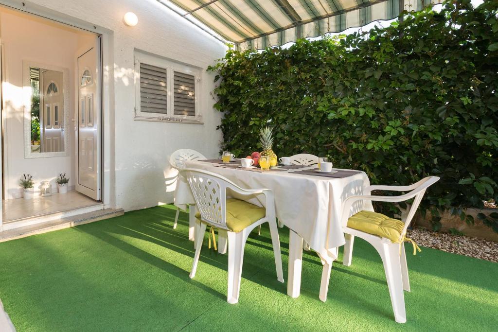 Vonkajšia záhrada v ubytovaní Cozy apartment Josipa