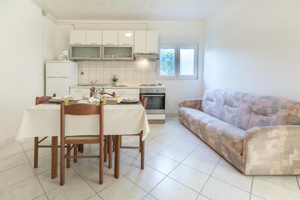Kuchyňa alebo kuchynka v ubytovaní Cozy apartment Josipa