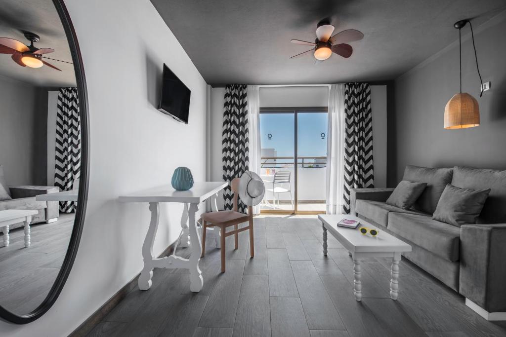 Aparthotel Vibra Mogambo - Adults only, Playa den Bossa ...