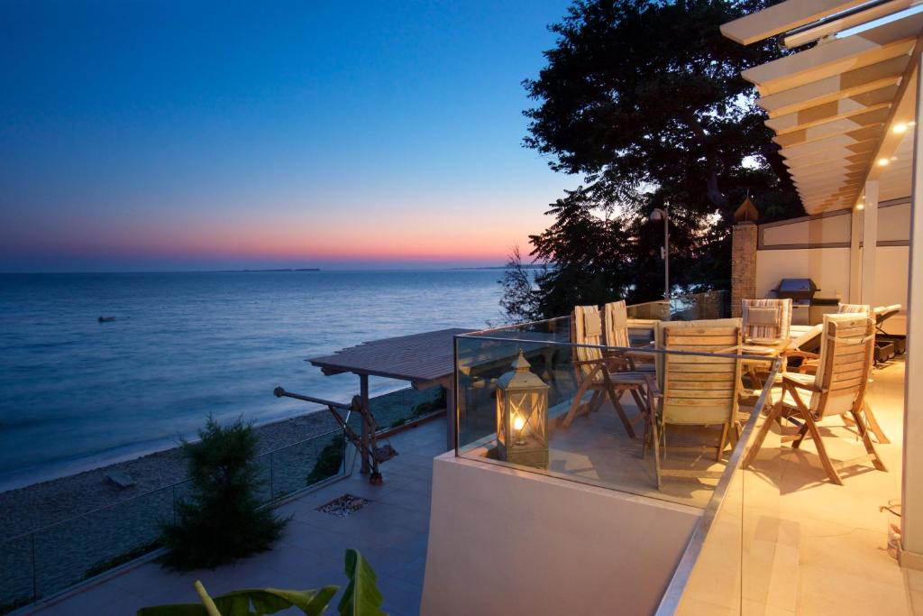 アルゴストリオンにあるInfinity Beach House in Kefaloniaの夕暮れ時の海の景色を望む家