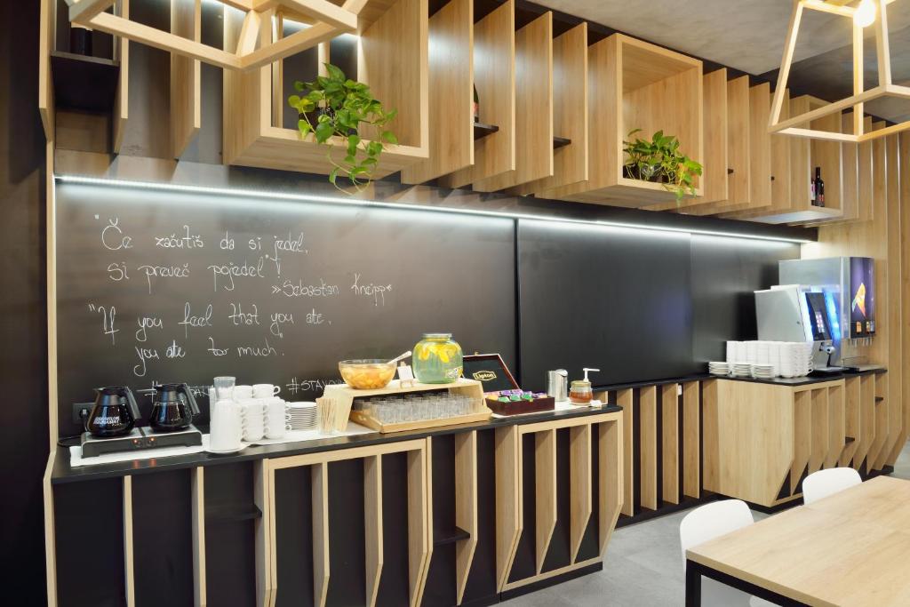 Kuhinja oz. manjša kuhinja v nastanitvi B&B Hotel Ljubljana Park