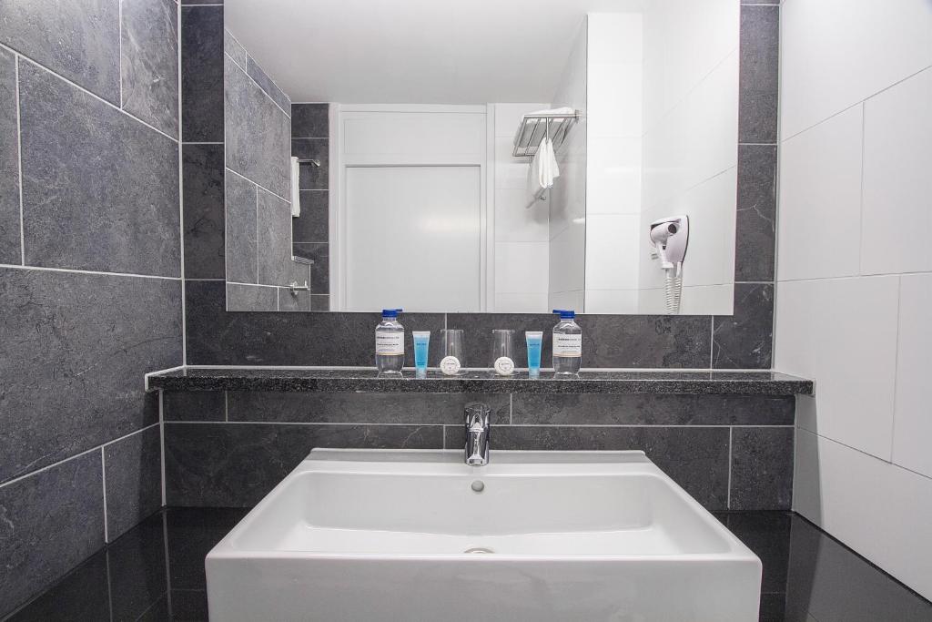 Kopalnica v nastanitvi Bastion Hotel Zoetermeer