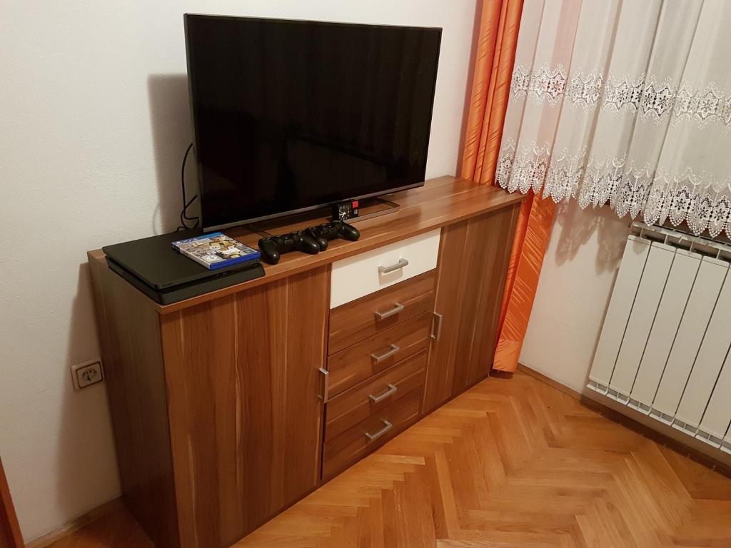 TV a/nebo společenská místnost v ubytování Guest house Dinka