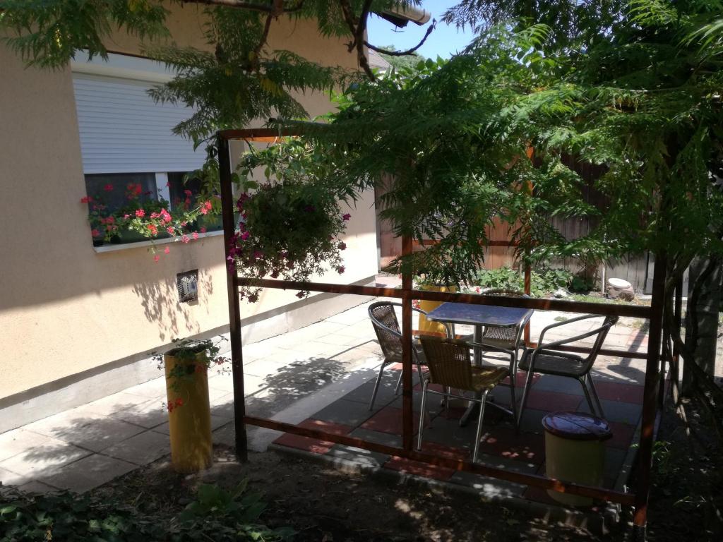 A balcony or terrace at Dudi Apartman