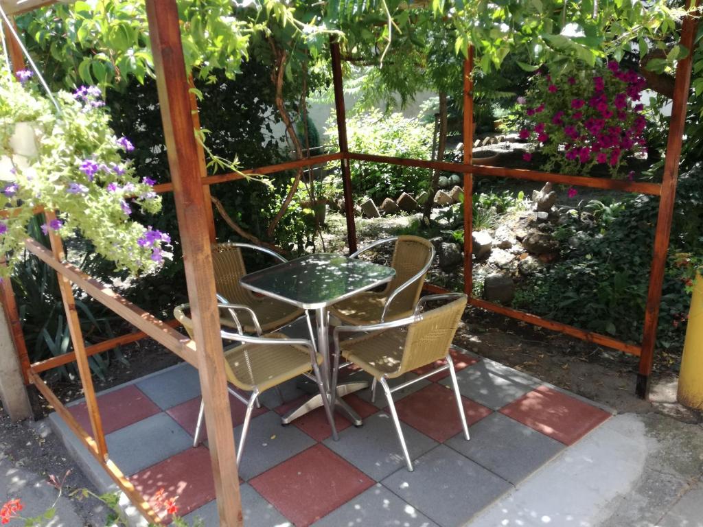 A garden outside Dudi Apartman