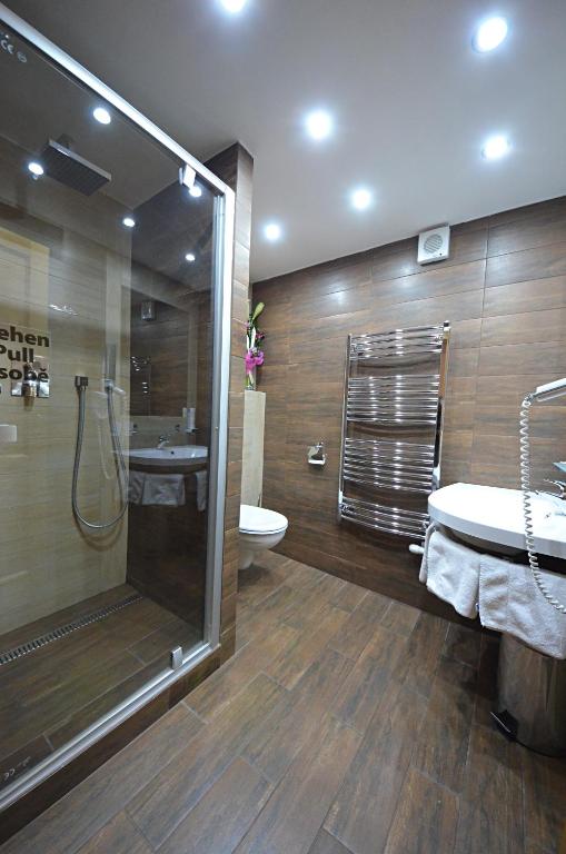 Ein Badezimmer in der Unterkunft Hotel Olympie