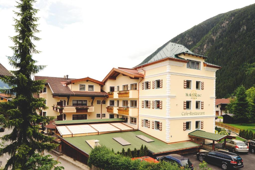 Nespecifikovaný výhled na hory nebo výhled na hory při pohledu z hotelu
