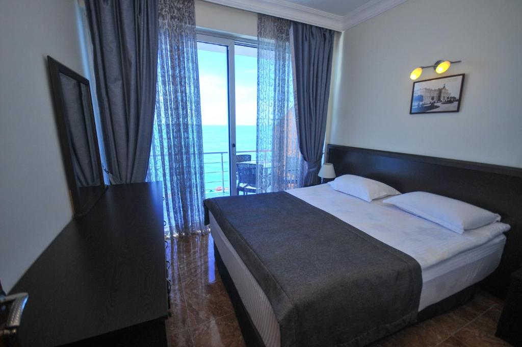 Postel nebo postele na pokoji v ubytování Hotel Neptun Kvariati