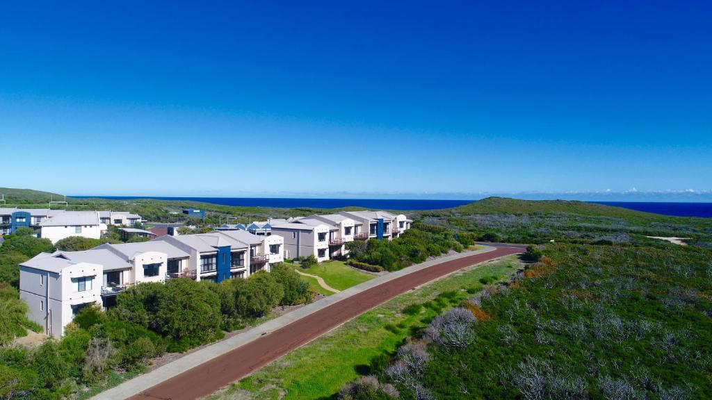 eine Luftansicht einer Straße mit einer Reihe von Häusern in der Unterkunft Margaret River Beach Apartments in Margaret River Town