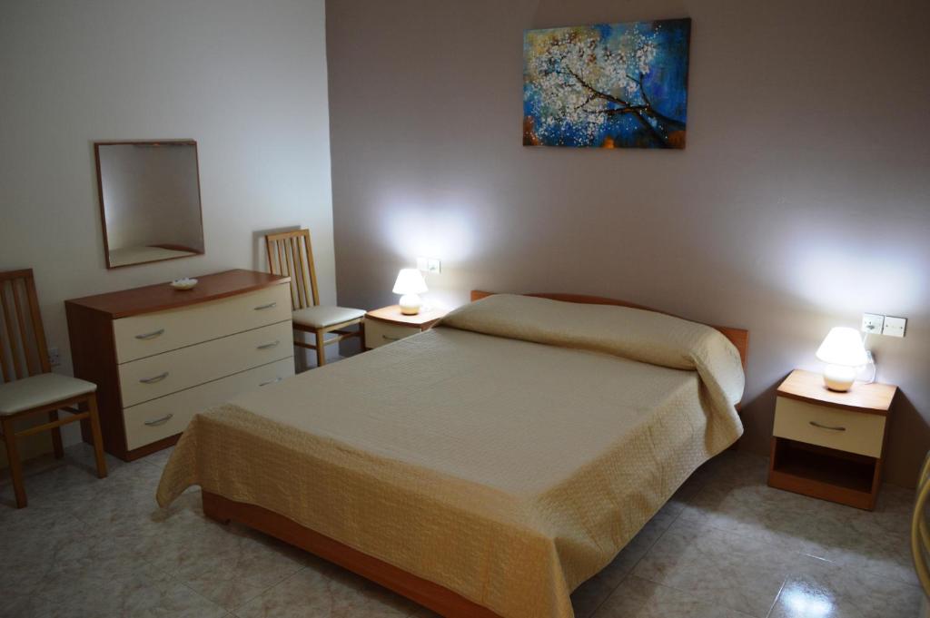 Postel nebo postele na pokoji v ubytování The April Maisonette