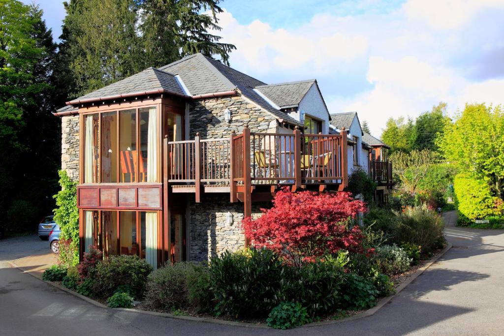 una casa con un ponte sul lato di Hapimag Burnside Park Apartments a Bowness-on-Windermere