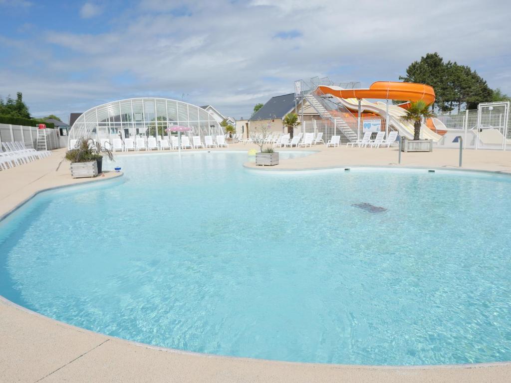 une piscine avec toboggan et un parc aquatique dans l'établissement Camping Paradis Le Royon, à Fort-Mahon-Plage