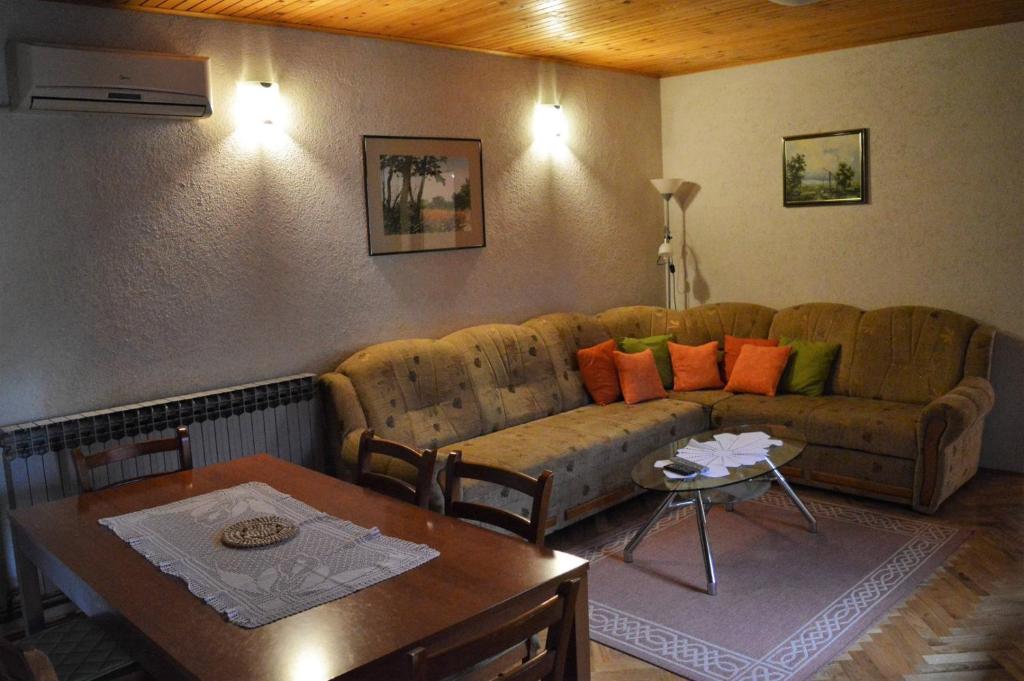 salon z kanapą i stołem w obiekcie Apartment Racing w mieście Beli Manastir