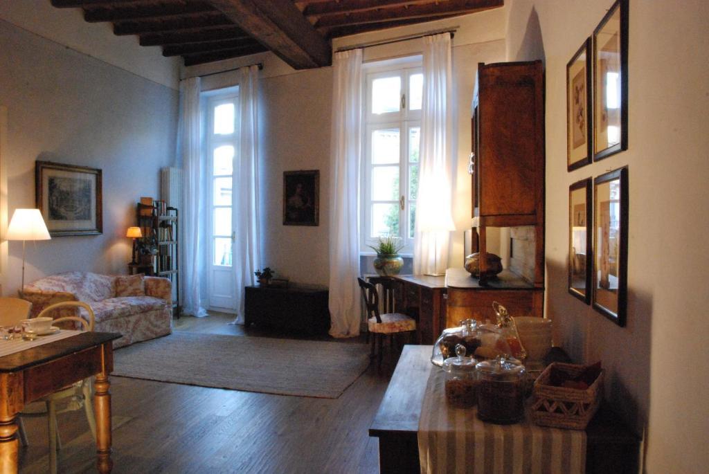 Le Porte di Marzo في تورينو: غرفة معيشة مع أريكة وطاولة