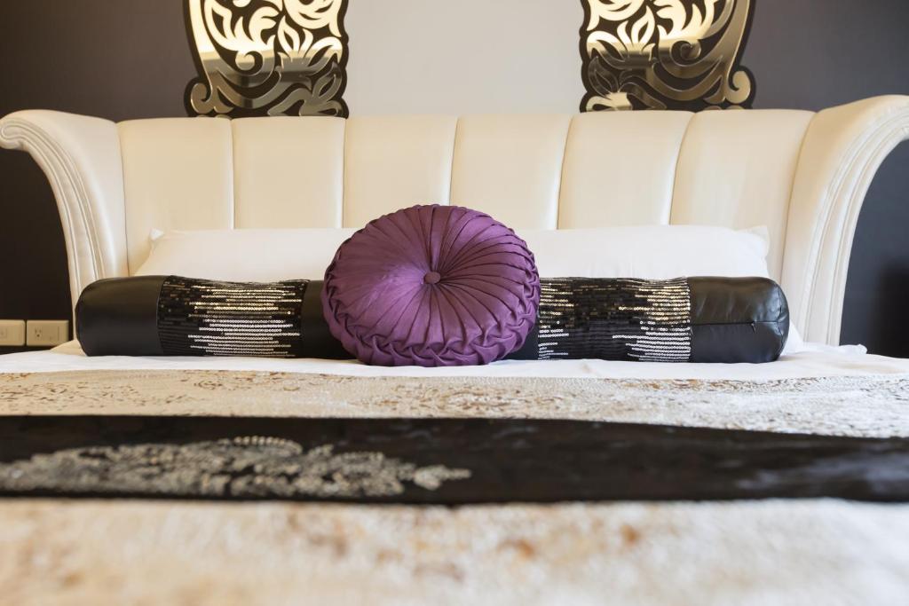 a purple ball sitting on top of a white couch at Valley Silence B&amp;B in Ji&#39;an