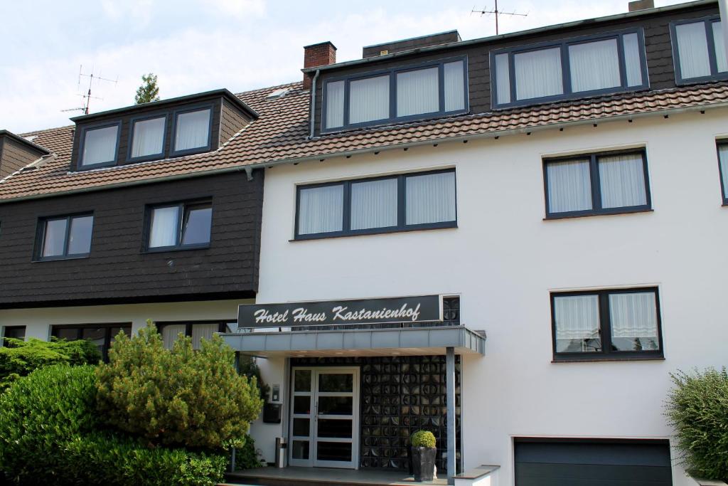 um edifício branco com uma placa que lê o restaurante da casa do parque em Haus Kastanienhof em Mülheim an der Ruhr