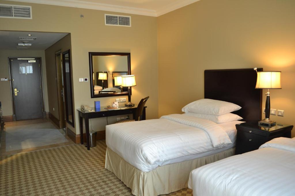 Cama o camas de una habitación en Sheraton Khalidiya Hotel