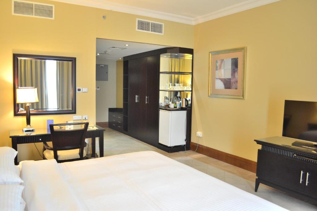 Cama o camas de una habitación en Sheraton Khalidiya Hotel