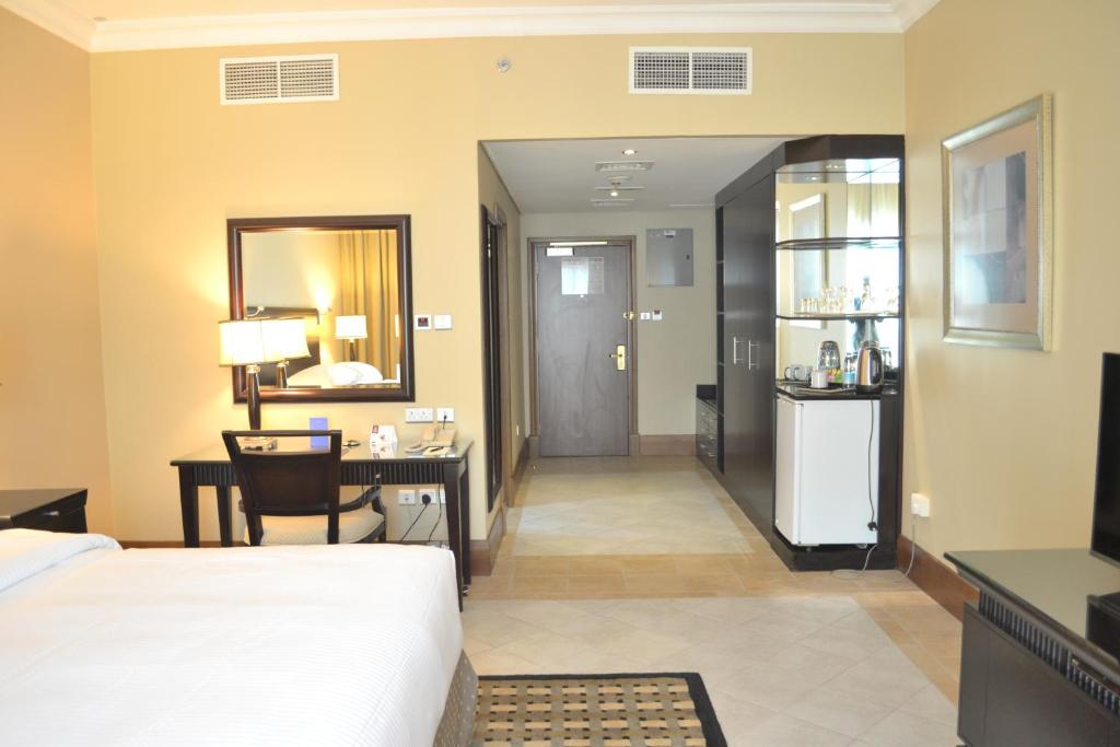 Cama o camas de una habitación en Sheraton Khalidiya Hotel