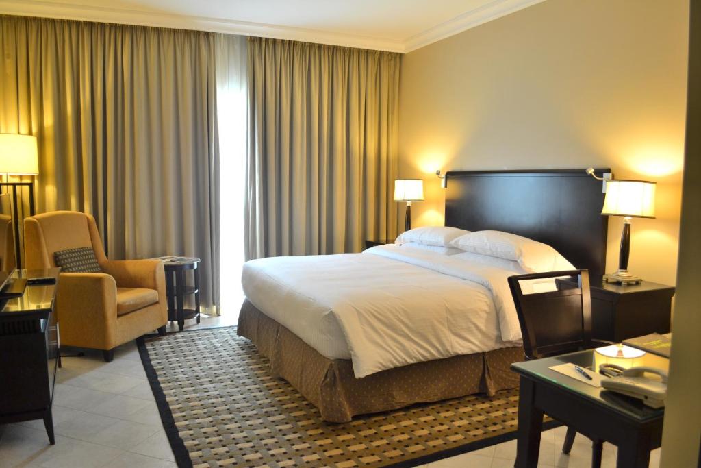 Cama o camas de una habitación en Sheraton Khalidiya Hotel