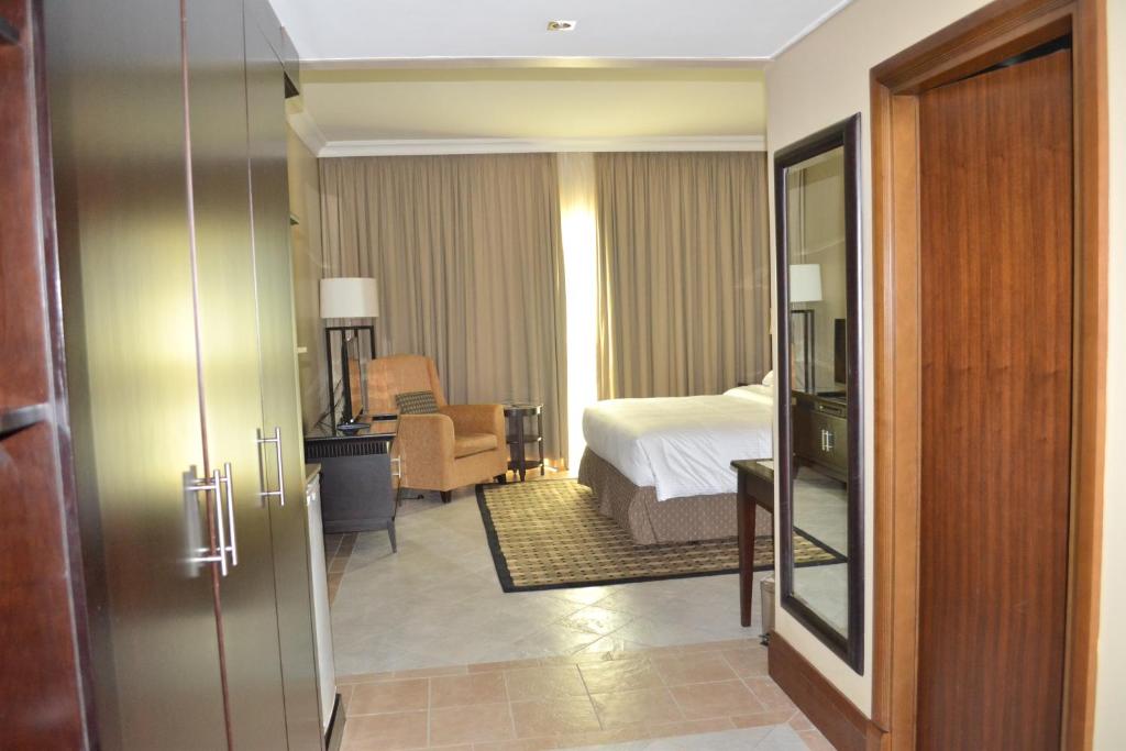 Cama o camas de una habitación en Sheraton Khalidiya Hotel