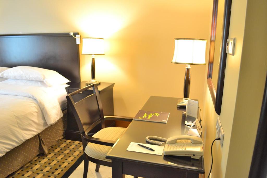 Cama o camas de una habitación en Sheraton Khalidiya Hotel