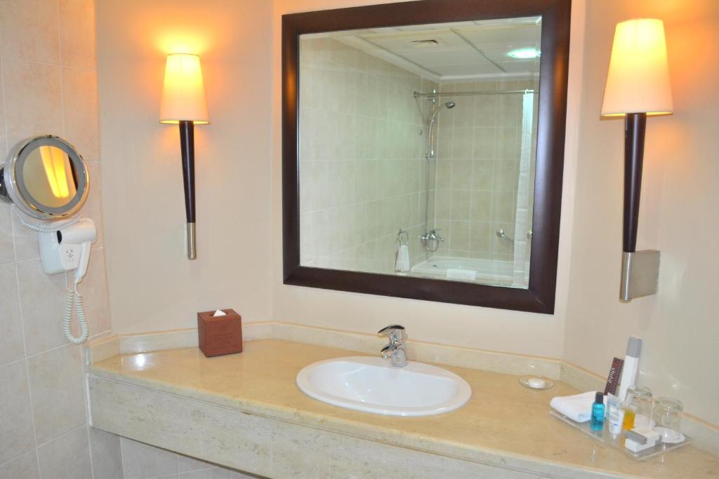 Un baño de Sheraton Khalidiya Hotel