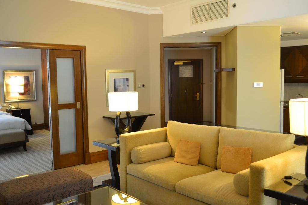 Cama o camas de una habitación en Sheraton Khalidiya Hotel
