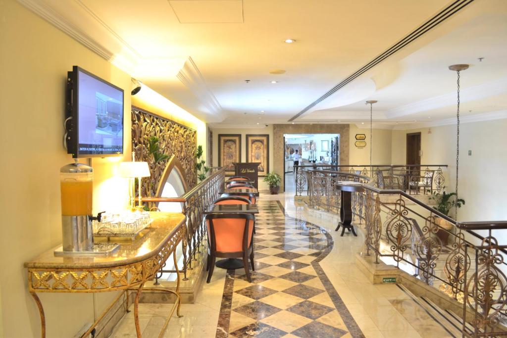 Una televisión o centro de entretenimiento en Sheraton Khalidiya Hotel